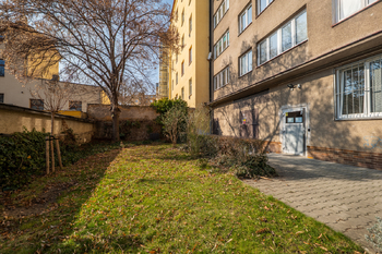 Pohled ze dvora - Prodej bytu 4+kk v osobním vlastnictví 96 m², Praha 10 - Vršovice