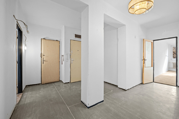 Prostorná hala v bytě   - Prodej bytu 4+kk v osobním vlastnictví 96 m², Praha 10 - Vršovice