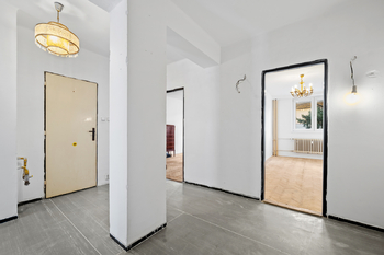 Prostorná hala v bytě   - Prodej bytu 4+kk v osobním vlastnictví 96 m², Praha 10 - Vršovice