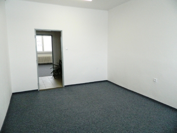 Je položen nový koberec. - Pronájem kancelářských prostor 17 m², Tábor