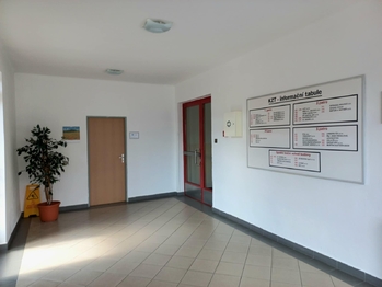 Vestibul budovy se sídly firem.  - Pronájem kancelářských prostor 17 m², Tábor