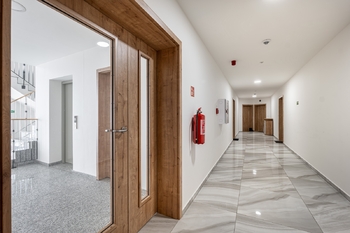 Centrální chodba - Prodej bytu 2+kk v osobním vlastnictví 73 m², České Budějovice