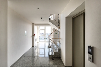 Centrální chodba - Prodej bytu 2+kk v osobním vlastnictví 73 m², České Budějovice