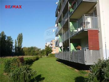 pozemek před domem - Pronájem bytu 2+kk v osobním vlastnictví 77 m², Plzeň