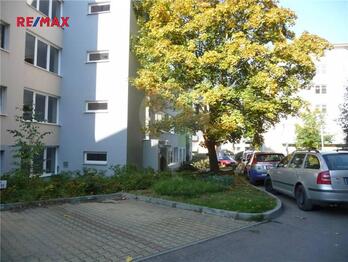 parkovací stání před domem - Pronájem bytu 2+kk v osobním vlastnictví 77 m², Plzeň
