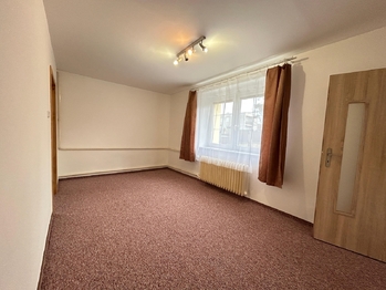 hlavní místnost - ložnice - Pronájem bytu 1+1 v osobním vlastnictví 42 m², Praha 9 - Újezd nad Lesy