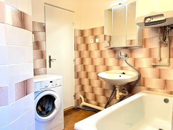 koupelna s vanou a ohřevem vody - Pronájem bytu 1+1 v osobním vlastnictví 42 m², Praha 9 - Újezd nad Lesy
