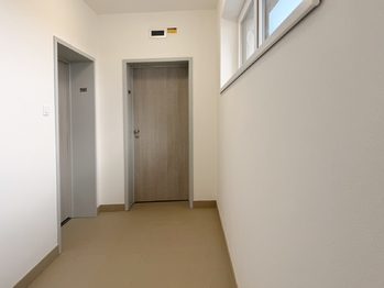vstup do bytu a sklep - Pronájem bytu 3+kk v osobním vlastnictví 87 m², České Budějovice