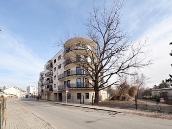 pohled z ulice - vstup - Pronájem bytu 3+kk v osobním vlastnictví 87 m², České Budějovice