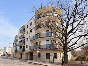 pohled z ulice - vstup - Pronájem bytu 3+kk v osobním vlastnictví 87 m², České Budějovice