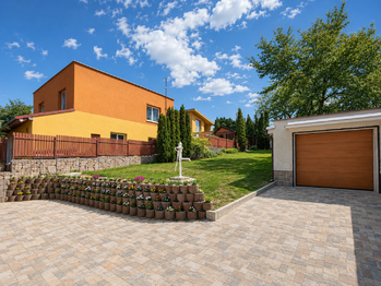 POHLED NA SPOLEČNOU ZAHRADU - Pronájem bytu 2+kk v osobním vlastnictví 60 m², České Budějovice
