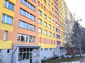 Dům s novou fasádou - Pronájem bytu 3+1 v osobním vlastnictví 69 m², Praha 4 - Kamýk