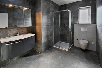 KOUPELNA V PŘÍZEMÍ - Pronájem domu 200 m², Sezimovo Ústí