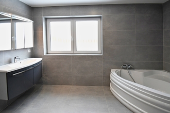 KOUPELNA V PATŘE - Pronájem domu 200 m², Sezimovo Ústí