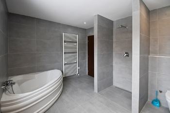 KOUPELNA V PATŘE - Pronájem domu 200 m², Sezimovo Ústí