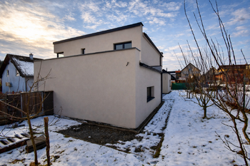 POHLED NA DŮM ZE ZAHRADY - Pronájem domu 200 m², Sezimovo Ústí