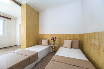 ložnice pohled na postele - Prodej bytu 2+1 v osobním vlastnictví 52 m², Kladno