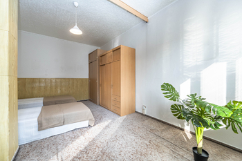 ložnice pohled od okna - Prodej bytu 2+1 v osobním vlastnictví 52 m², Kladno