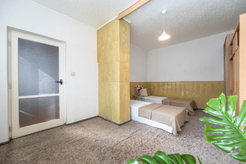 ložnice pohled od okna na dveře a postele - Prodej bytu 2+1 v osobním vlastnictví 52 m², Kladno