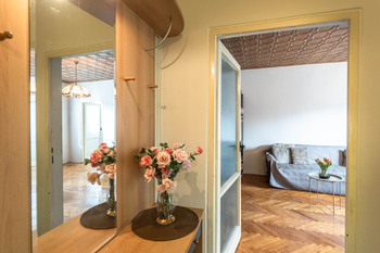 předsíň od vstupu do obývacího pokoje - Prodej bytu 2+1 v osobním vlastnictví 52 m², Kladno