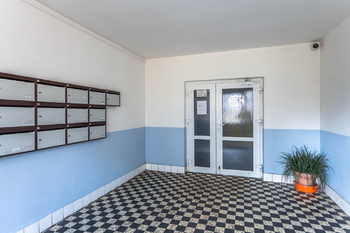 chodba domu - Prodej bytu 2+1 v osobním vlastnictví 52 m², Kladno