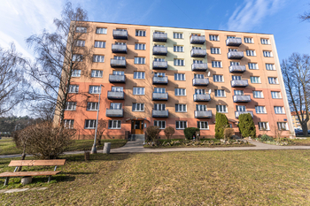 pohled na dům - Prodej bytu 2+1 v osobním vlastnictví 52 m², Kladno