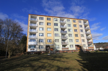 Pohled na dům - Prodej bytu 4+1 v osobním vlastnictví 81 m², Mariánské Lázně