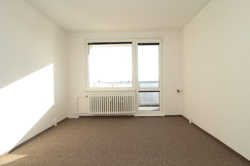 Obývací pokoj s lodžií - Prodej bytu 4+1 v osobním vlastnictví 81 m², Mariánské Lázně