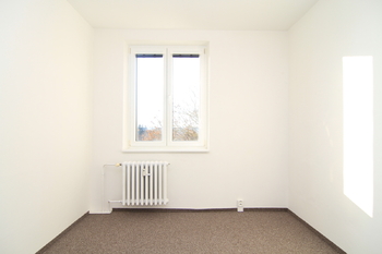 Prostřední malý pokoj - Prodej bytu 4+1 v osobním vlastnictví 81 m², Mariánské Lázně