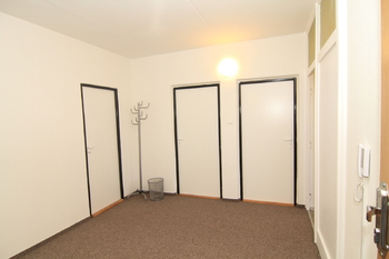 Pohled z předsíně na vstupy pokojů - Prodej bytu 4+1 v osobním vlastnictví 81 m², Mariánské Lázně