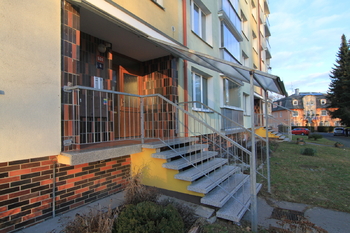 Vstup do domu přední strana - Prodej bytu 4+1 v osobním vlastnictví 81 m², Mariánské Lázně