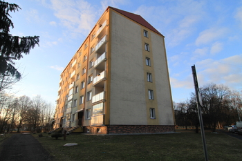 Pohled na dům - Prodej bytu 4+1 v osobním vlastnictví 81 m², Mariánské Lázně