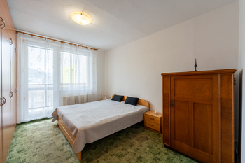 ložnice - postel a vstup na lodžii - Pronájem bytu 2+kk v osobním vlastnictví 50 m², Vsetín