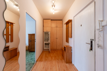 úložné a šatní prostory na chodbě - Pronájem bytu 2+kk v osobním vlastnictví 50 m², Vsetín