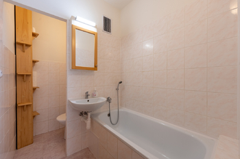 koupelna -s vanou a umyvadlem a wc - Pronájem bytu 2+kk v osobním vlastnictví 50 m², Vsetín