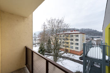 výhled z lodžie do dvora směr cyklostezka - Pronájem bytu 2+kk v osobním vlastnictví 50 m², Vsetín