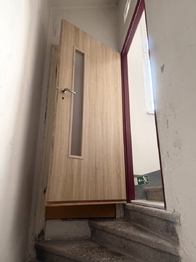 dveře v mezipatře mezi 2. a 3. NP - Prodej bytu 4+1 v osobním vlastnictví 104 m², Karlovy Vary