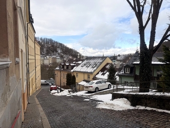 směr od domu ke kolonadě - Prodej bytu 4+1 v osobním vlastnictví 104 m², Karlovy Vary