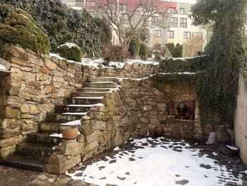 dvůr a zahrada - Prodej bytu 4+1 v osobním vlastnictví 104 m², Karlovy Vary