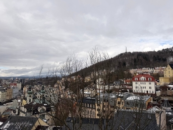 výhled z ložnice, směr SV 35´ - Prodej bytu 4+1 v osobním vlastnictví 104 m², Karlovy Vary