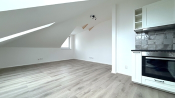 2. kuchyň - Pronájem bytu 2+kk v osobním vlastnictví 57 m², Praha 9 - Horní Počernice