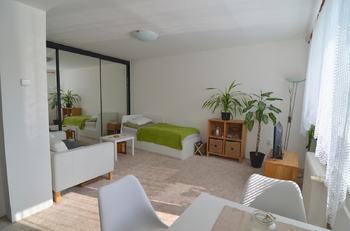 velká vestavná skříň a postel - Pronájem bytu 1+kk v osobním vlastnictví 37 m², Praha 5 - Zbraslav