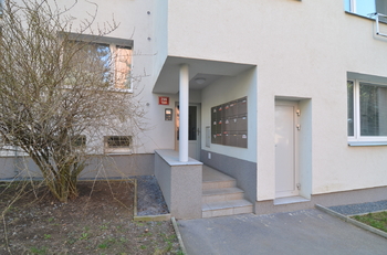 vstup do domu  - Pronájem bytu 1+kk v osobním vlastnictví 37 m², Praha 5 - Zbraslav