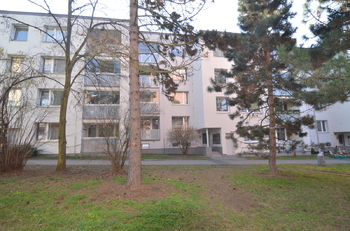 pohled na dům - Pronájem bytu 1+kk v osobním vlastnictví 37 m², Praha 5 - Zbraslav