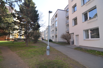 zeleň v okolí domu - Pronájem bytu 1+kk v osobním vlastnictví 37 m², Praha 5 - Zbraslav