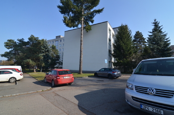 dostatek míst na parkování bez modrých zón - Pronájem bytu 1+kk v osobním vlastnictví 37 m², Praha 5 - Zbraslav