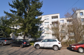 pohled na dům od jihu kde jsou okna bytu - Pronájem bytu 1+kk v osobním vlastnictví 37 m², Praha 5 - Zbraslav