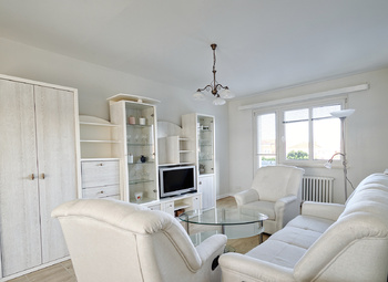 Obývací pokoj s lodžií - Prodej bytu 3+1 v družstevním vlastnictví 71 m², Praha 10 - Záběhlice