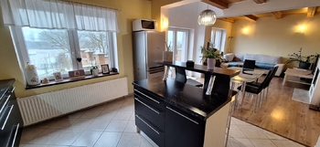 Pohled z kuchyně do obývacího pokoje - Prodej domu 137 m², Jedovnice