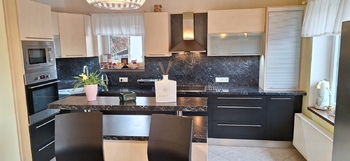 Obývací pokoj s kuchyní - Prodej domu 137 m², Jedovnice